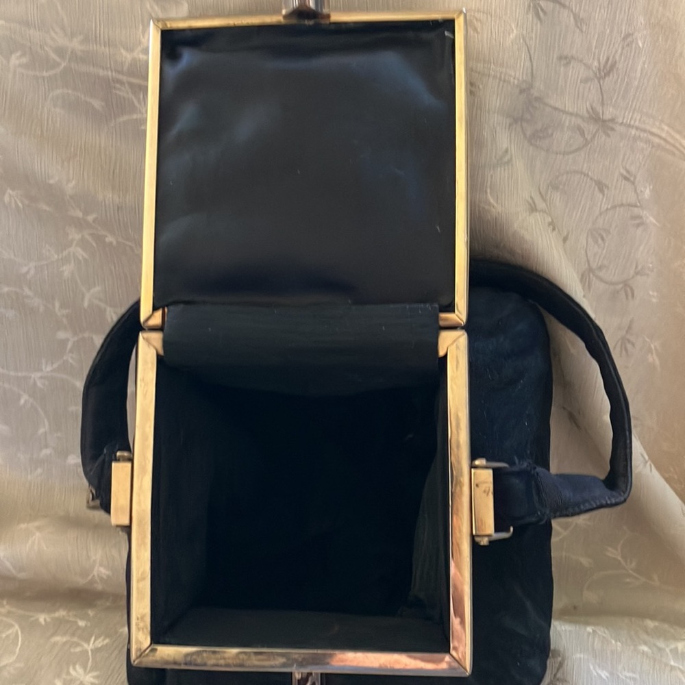 Vintage-Inspired Black Velvet Evening Bag with Gold Accents - Picture 2 of 8